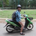 Gosia próbuje sił na skuterze,